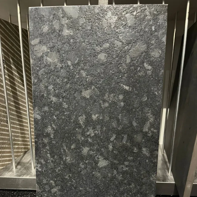 Przejdź do produktu Płytka granitowa szczotkowana Steel Grey leather 61x30,5x1 cm