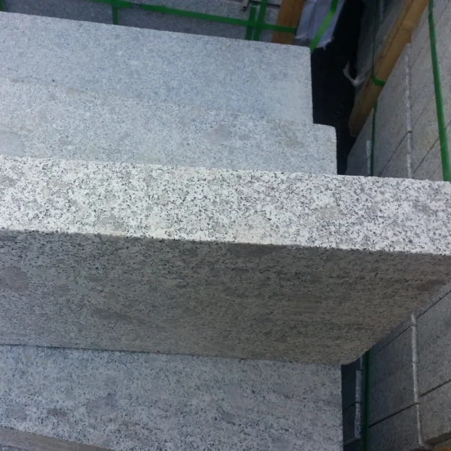 Przejdź do produktu Obrzeże granitowe G602 8x30x80-120 cm góra i bok płomień