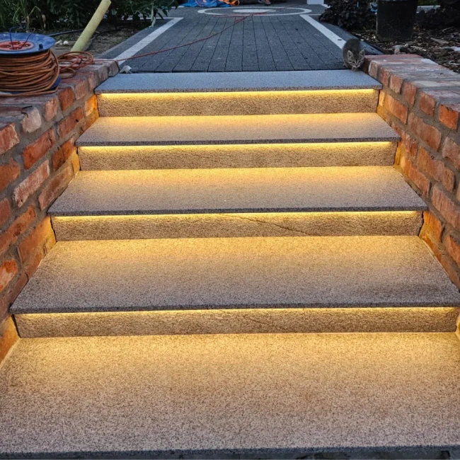 Przejdź do produktu Parapet Stopnica granitowa poler z piaskowanym pasem G603 New 131x32x2 cm