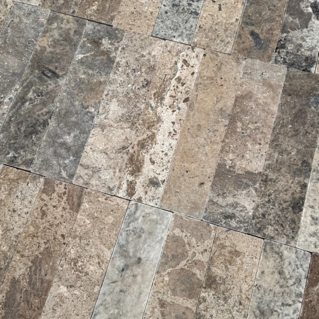 Przejdź do produktu Kamień dekoracyjny trawertyn Ash bębnowany 7,5x30,5x1 cm