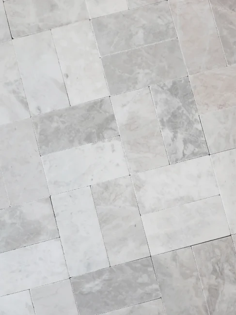 Przejdź do produktu Płytka marmurowa Bębnowana Royal White 7,5x15x1 cm