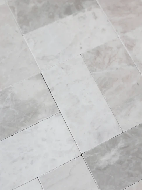 Przejdź do produktu Płytka marmurowa Royal White Bębnowana 10x10x1 cm