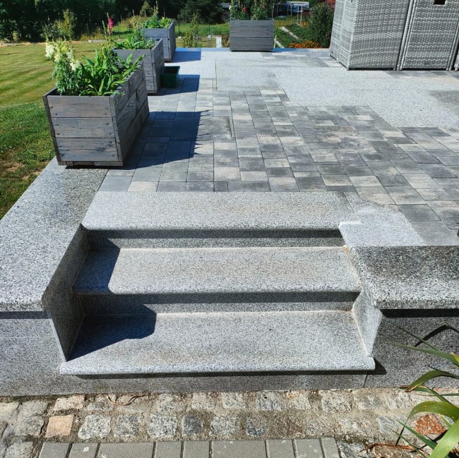 Przejdź do produktu Schodek Granitowy płomieniowany G603 120x35x2 stopnica Bullnose
