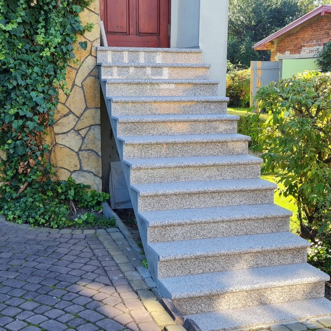 Przejdź do produktu Schodek Granitowy G682 135x35x2 stopnica Bullnose